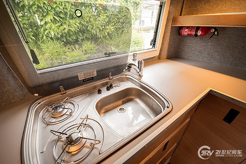 Toyota-Hilux-Expedition-V1-Camper-8.jpg