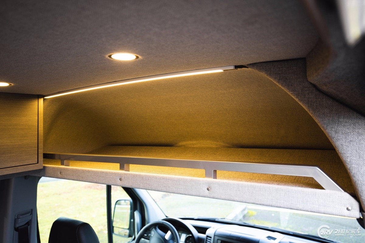 LaDolceVita_OutsideVan_Mercedes_Sprinter_170_web-11-1500x1000.jpg