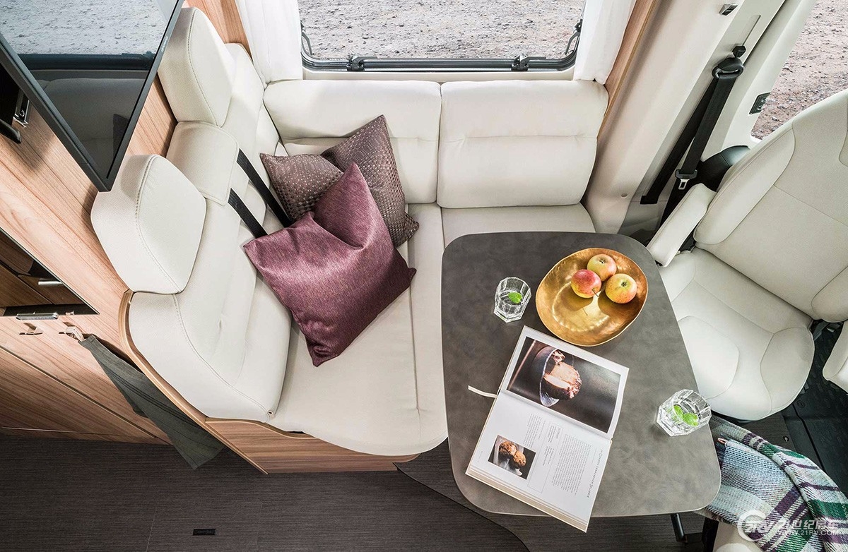 HYMER_Exsis_t_588_Chiavenna_Nussbaum_Eco_Grazia_Interior_Sitzgruppe_von_oben2.jpg