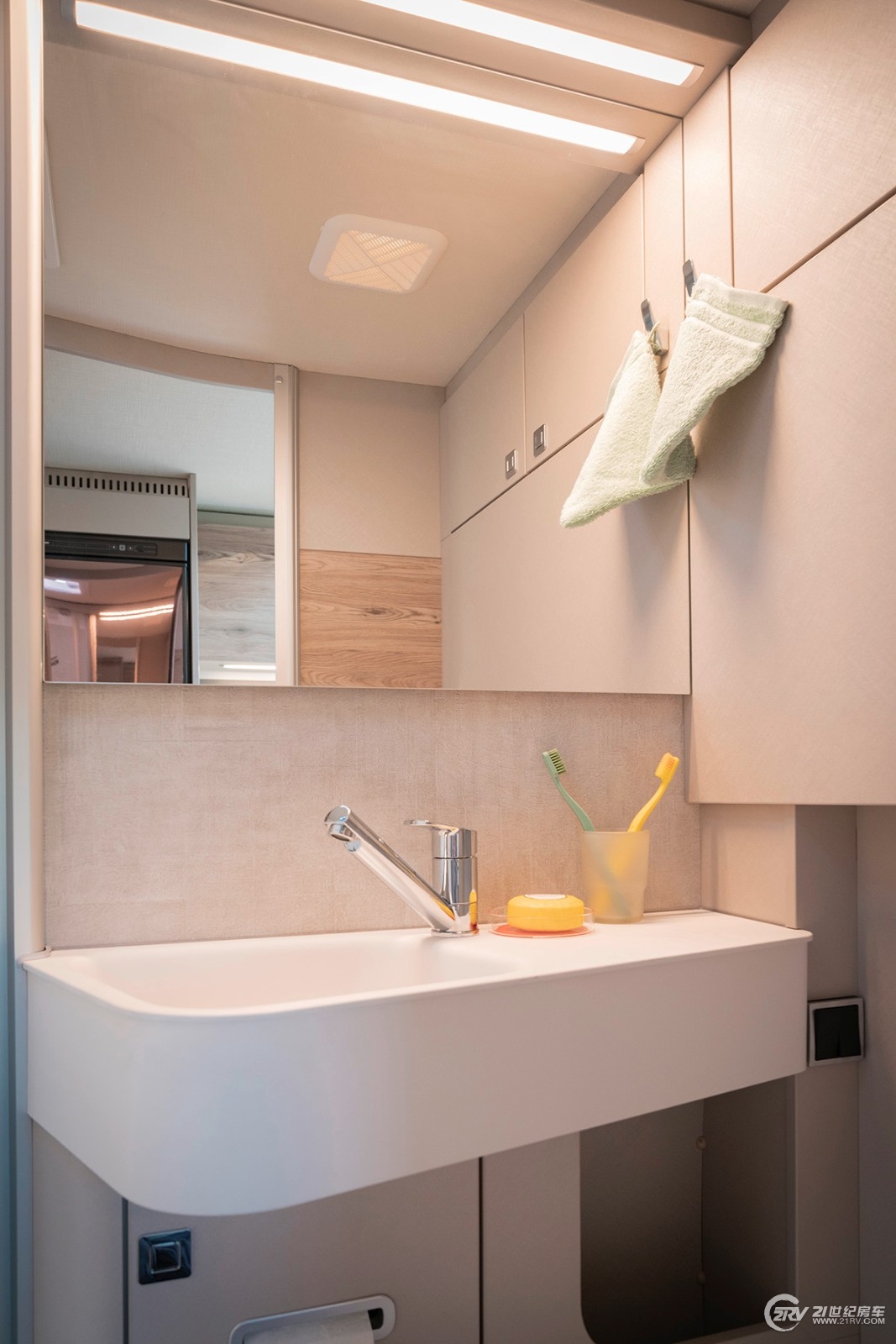 Hymer_Exsis_580_Pure_interior_view_(01)_(c)_Hymer_GmbH_und_CoKG.jpg