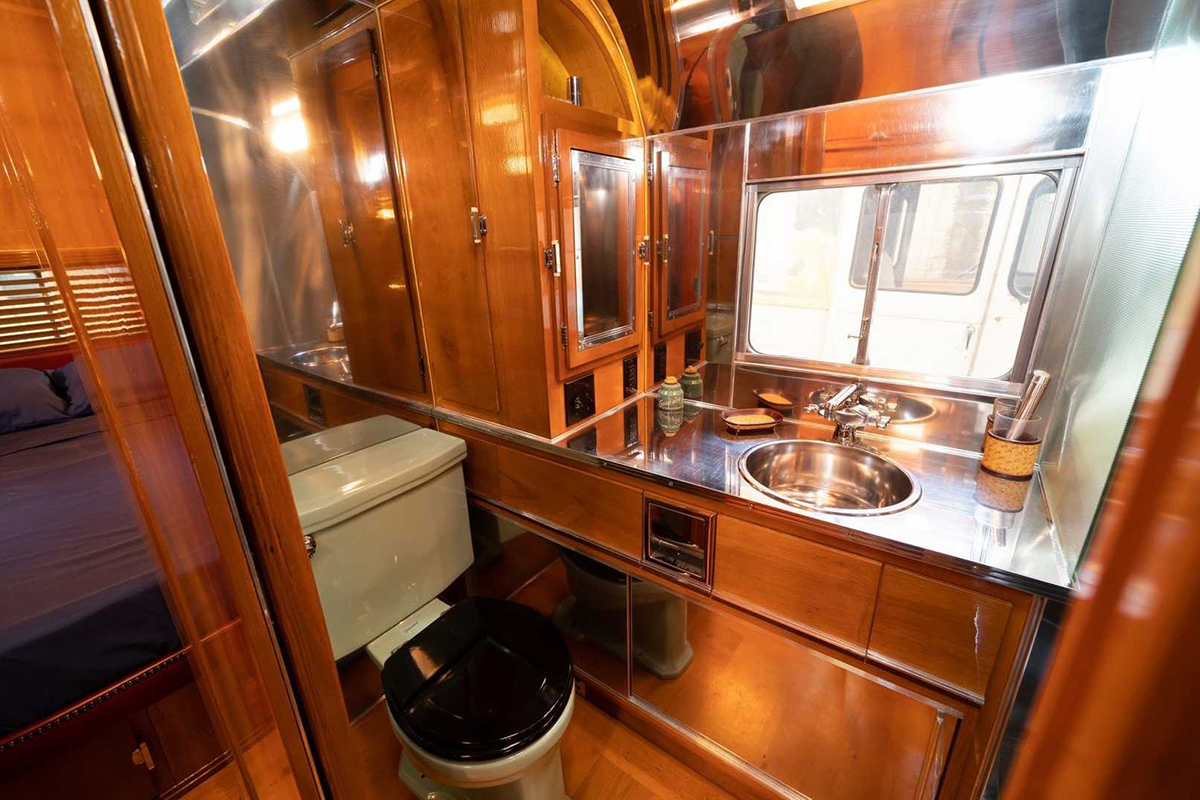 1950-westcraft-capistrano-park-trailer-for-sale-interior.jpg