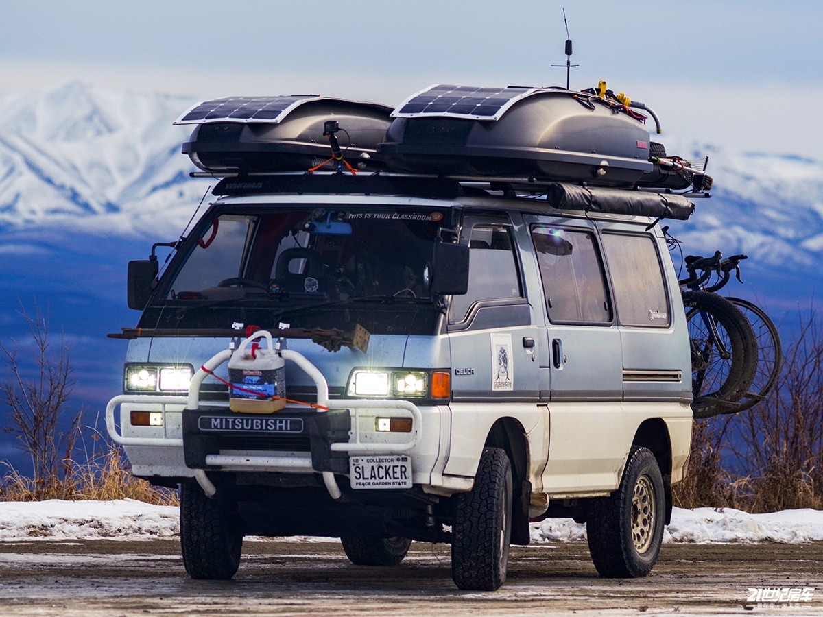 YogaSlackers-SlackerVan-Overland-74-scaled.jpg