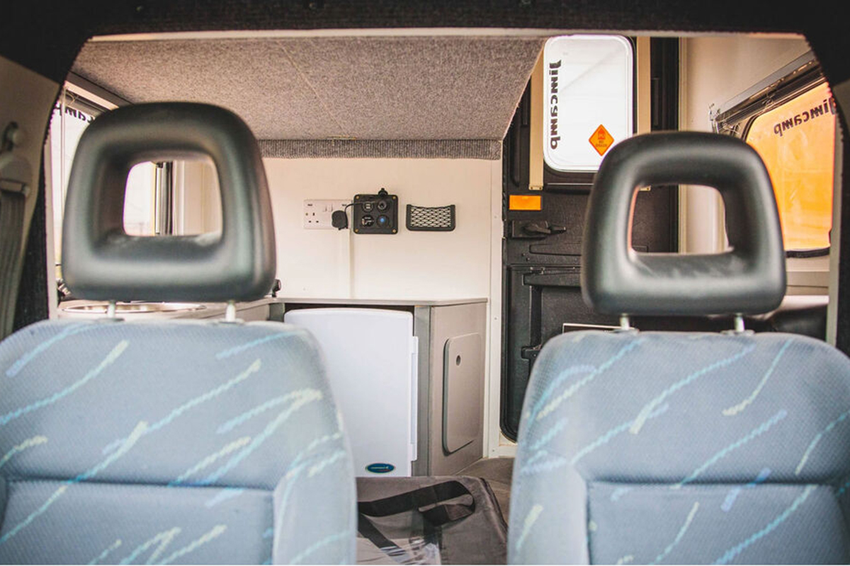 Suzuki-Jimny-Camper-Blick-in-den-Wohnraum-169Gallery-6761fb4f-1957218.jpg